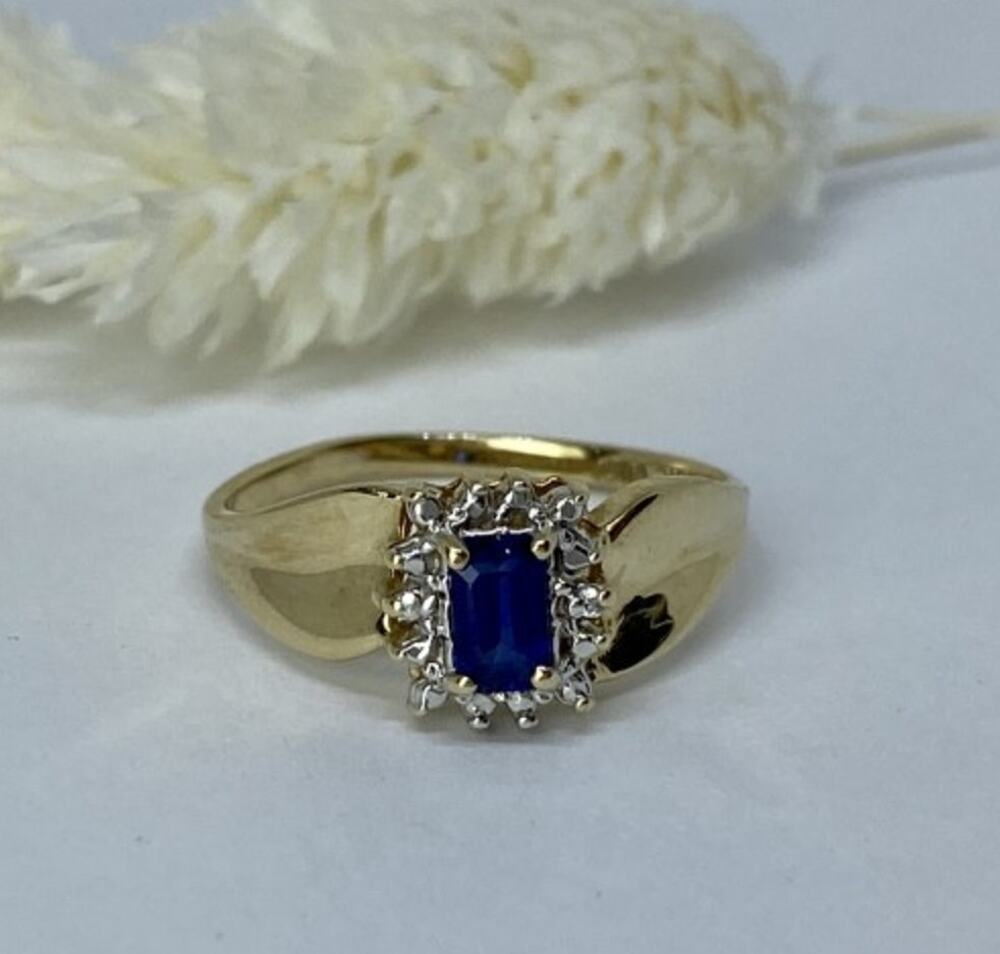 10K Yellow Gold Sapphire & Diamonds Ring Size 6.5